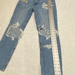 American Eagle blue women, distressed  jeans with ripped details size 6. SKU102